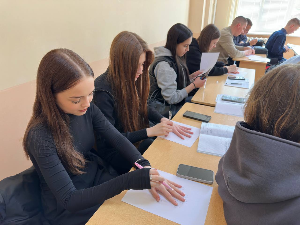 Студенты 1 курса кафедры Цифровая экономика приняли участие во Всероссийской акции «Голубь Мира – Голубь Победы», посвященной празднованию 80-летия Победы.