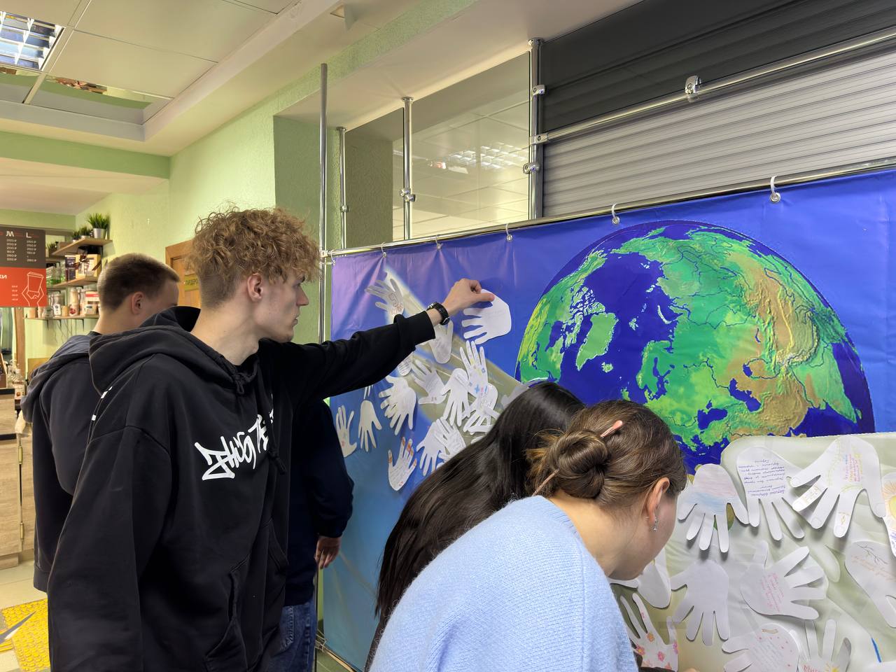 Студенты 1 курса кафедры Цифровая экономика приняли участие во Всероссийской акции «Голубь Мира – Голубь Победы», посвященной празднованию 80-летия Победы.